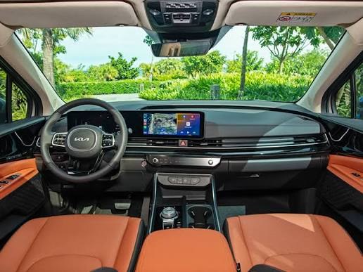 Nội thất khoang xe Kia Carnival (VIP Luxury) sạch sẽ tại Quy Nhơn